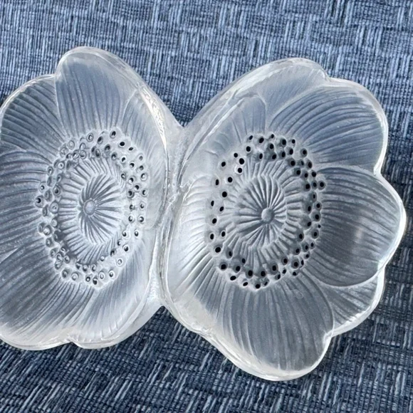 Signed Lalique Crystal Flower Perfume Stopper – Frosted Clear – France - Picture 6 of 16